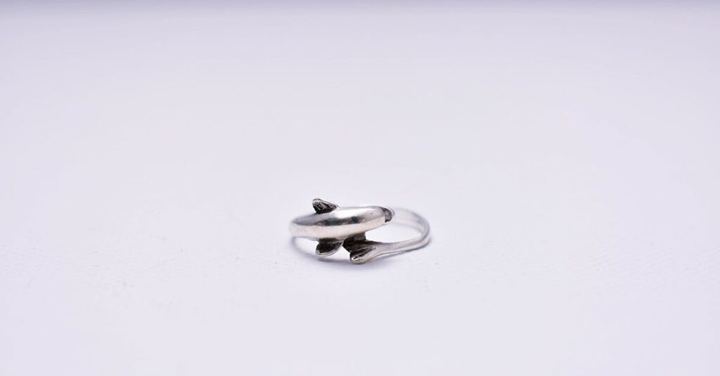 découvrez nos astuces et méthodes efficaces pour nettoyer vos bijoux en argent. redonnez éclat et brillance à vos pièces préférées tout en préservant leur beauté d'origine. suivez nos conseils simples et faites briller vos accessoires en argent !